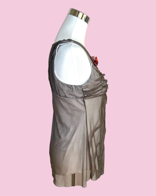 Fairycore Asymmetrisches Mesh-Top mit Rosendetail – La Mode Est à Vous 38