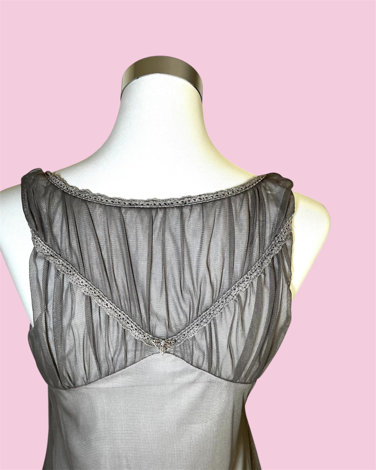 Fairycore Asymmetrisches Mesh-Top mit Rosendetail – La Mode Est à Vous 38