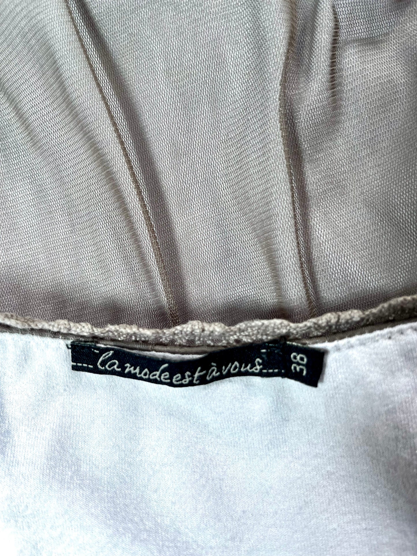 Fairycore Asymmetrisches Mesh-Top mit Rosendetail – La Mode Est à Vous 38