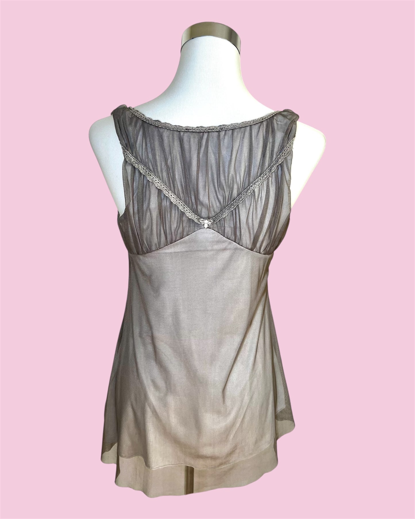 Fairycore Asymmetrisches Mesh-Top mit Rosendetail – La Mode Est à Vous 38